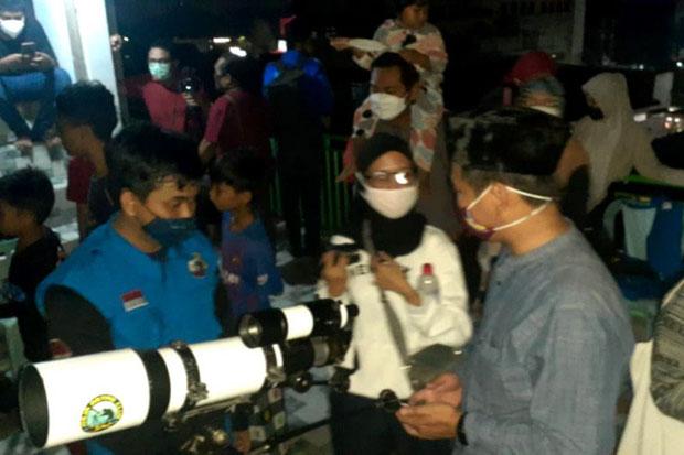 Warga Yogyakarta Antusias Saksikan Gerhana Bulan 