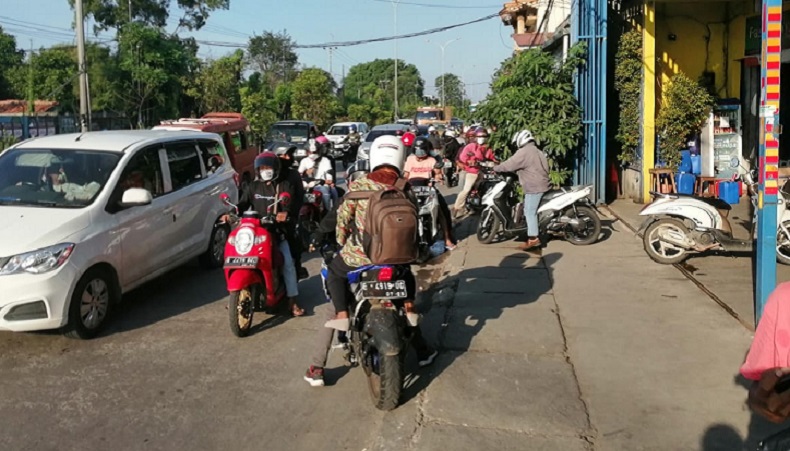 Takut Dites Swab Antigen, Puluhan Pemudik Nekat Lawan Arah di Bekasi