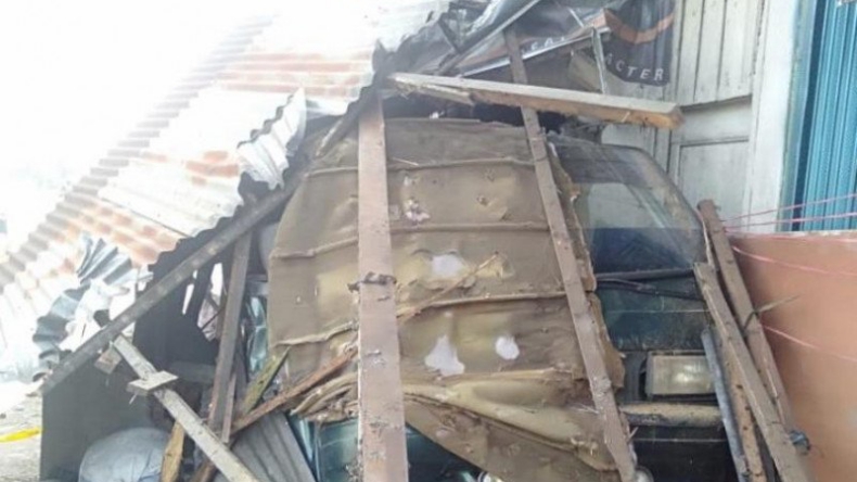 Tak Kuat Menanjak, Truk di Agam Seruduk 3 Mobil 2 Motor dan Warung
