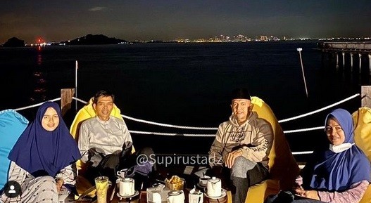 Ustaz Abdul Somad dan Istri Nikmati Pemandangan Singapura dari Kota Batam, Netizen Salah Fokus