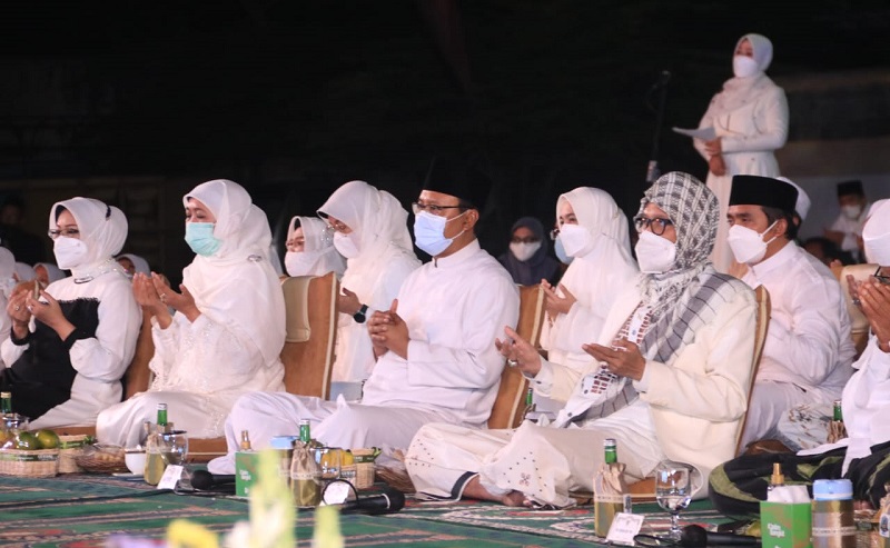Duduk Sepanggung, Khofifah-Gus Ipul Gelar Doa dan Selawat Bersama untuk Palestina 