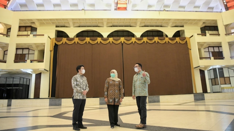 Diantar Khofifah, Ridwan Kamil Kunjungi Islamic Center Surabaya untuk Didesain Ulang