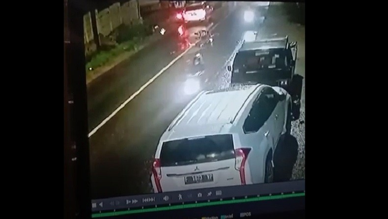 Terekam CCTV, Pengendara Motor Gagal Menyalip Tewas Terjatuh Masuk Kolong Truk