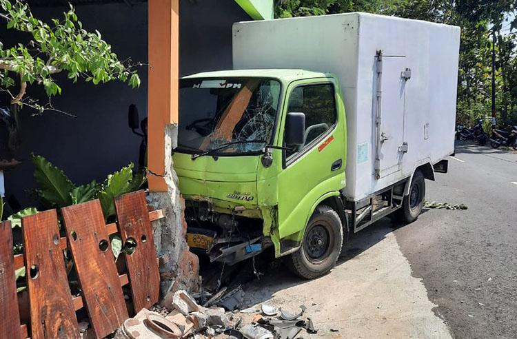Pengendara Sepeda Motor di Gunungkidul Tewas Ditabrak Truk Boks