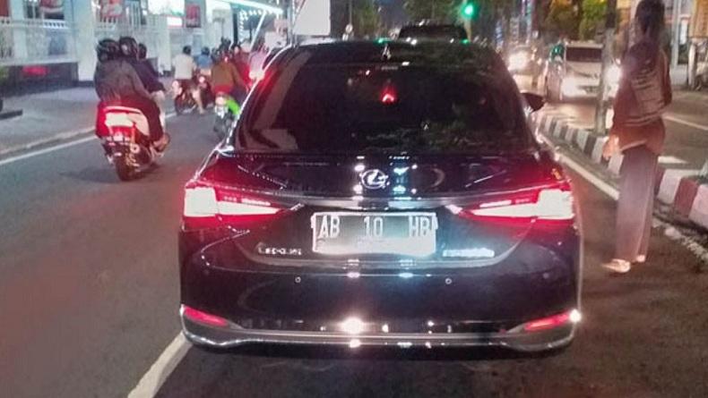 Viral Mobil AB 10 HB Santun di Jalan, Sri Sultan Banjir Pujian dari Netizen