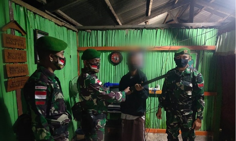Mantan Milisi Timor Leste Serahkan Senjata ke Prajurit TNI di Perbatasan