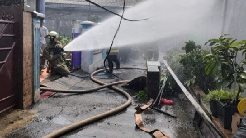 Kebakaran di Ciracas, Rumah Berlantai Dua Ludes Terbakar