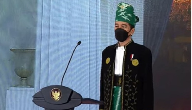 Jokowi Pakai Baju Adat Tanah Bumbu, Sekda Kalsel Terkesima