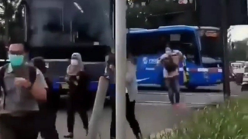 Bus Transjakarta Terjebak di Pelintasan Kereta, Penumpang Panik Dengar Sirine KRL