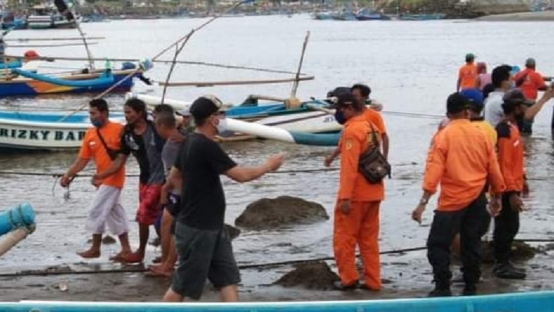 Diterjang Ombak, 5 Nelayan Pangandaran Hilang di Perairan Batu Bodas