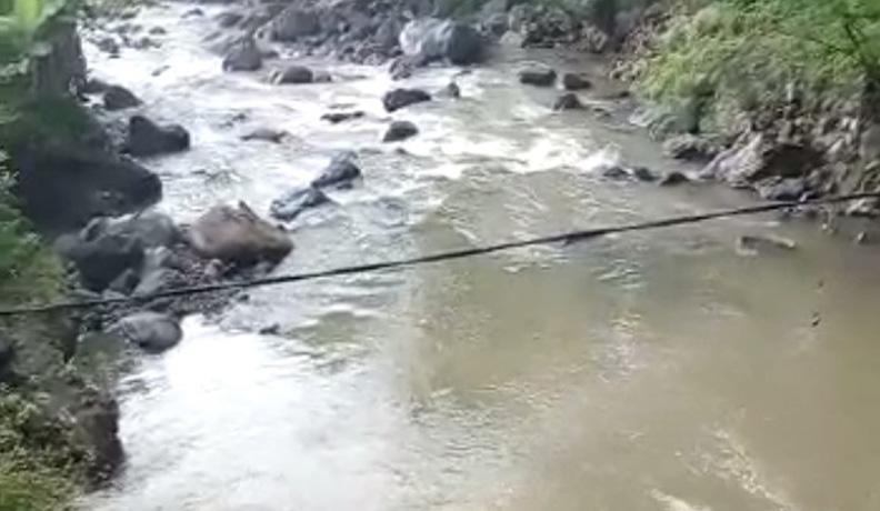 Terjatuh dari Jembatan, Warga Temanggung Hanyut Terseret Arus Sungai Lungge
