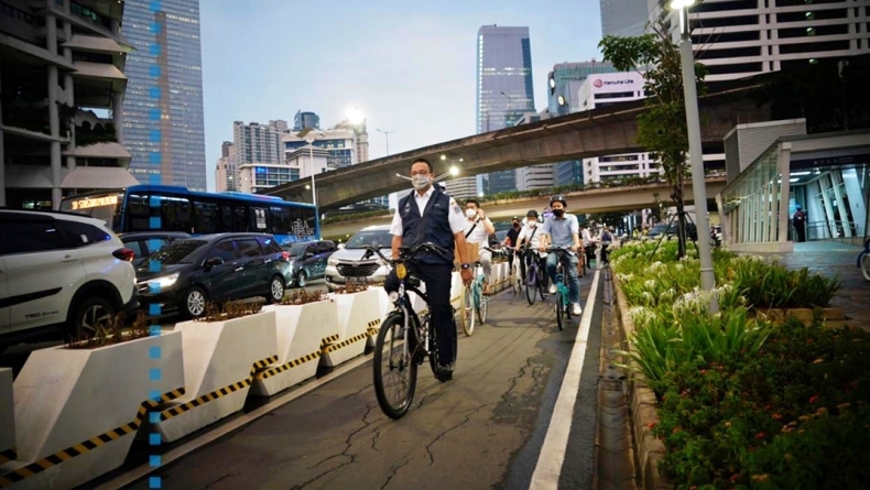 Pakai Seragam Dinas Dibalut Jaket, Anies Gowes ke Kantor 19 Km