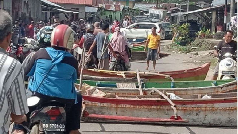 Aksi Protes Nelayan di Nias, Blokade Jalan dengan Perahu hingga Timbulkan Kemacetan
