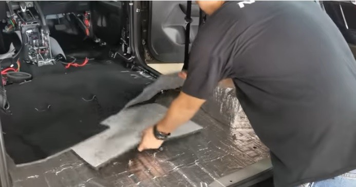 Cara Memasang Peredam Suara pada Mobil