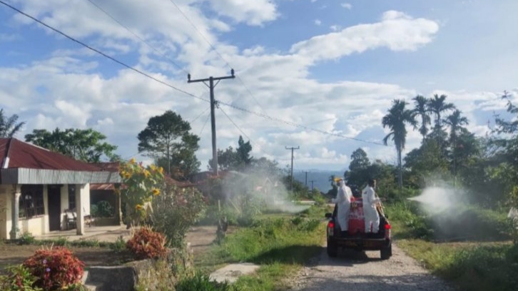 Brimob Polda Sumut Intensifkan Penyemprotan Disinfektan di Zona Merah Covid-19