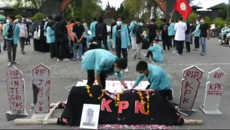 Aksi Keprihatinan untuk KPK, Mahasiswa UNS Bawa Keranda dan Tabur Bunga 