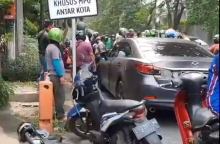 Terobos Lampu Merah, Mobil Polisi Ini Tabrak Pengendara Motor hingga Terpental 