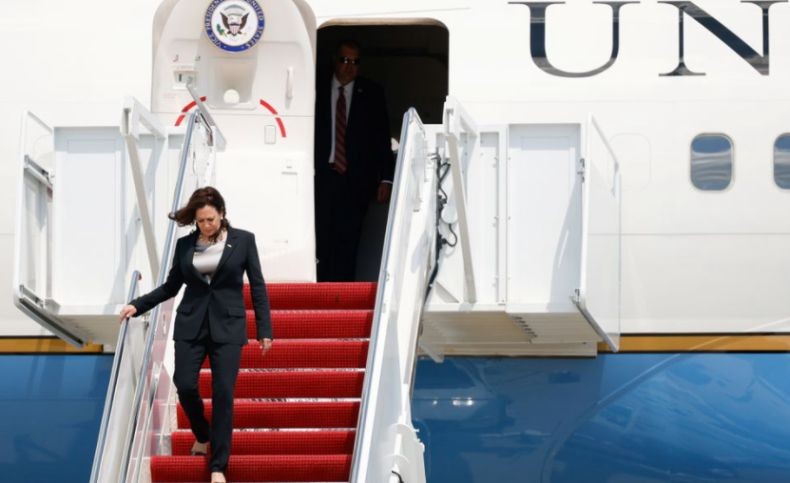 Ada Suara Aneh, Pesawat Dinaiki Wakil Presiden AS Kamala Harris Putar Balik