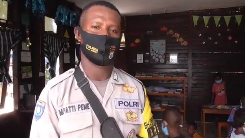 Kisah Polisi di Raja Empat Arungi Laut untuk Kelola Taman Baca bagi Anak-anak Pesisir