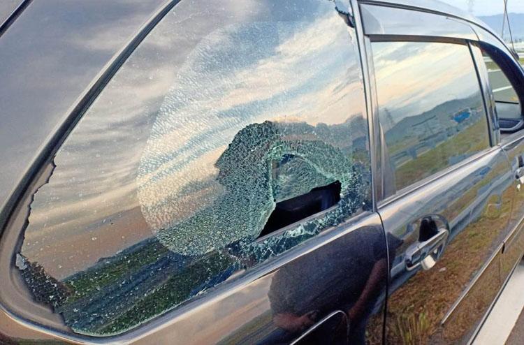 Tak Terima Diklakson, Pemuda di Kulonprogo Lempar Batu Sebabkan Kaca Mobil Pecah