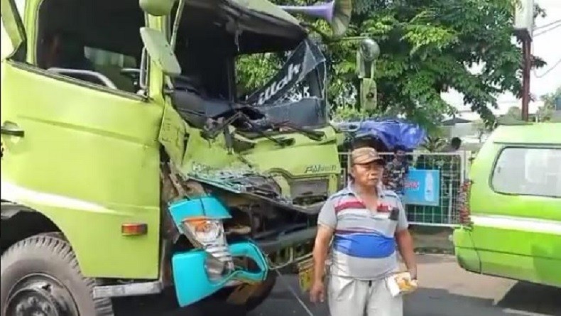 Dua Truk Tabrakan di Jalan Daan Mogot, Sopir Terjepit