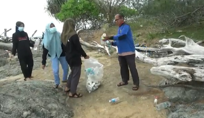 Tempat Penyu Bertelur, Pantai di Sambas Dipenuhi Sampah dari Mancanegara