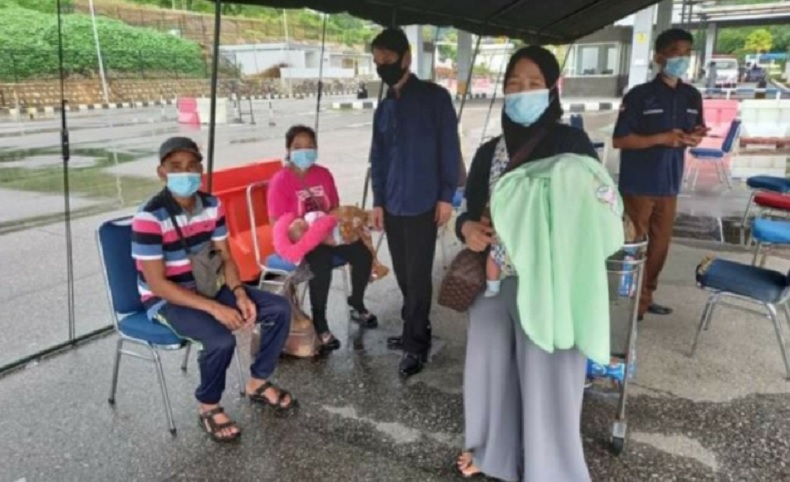2 WNI Melahirkan di Malaysia Dipulangkan ke Entikong karena Tak Punya Dokumen Resmi