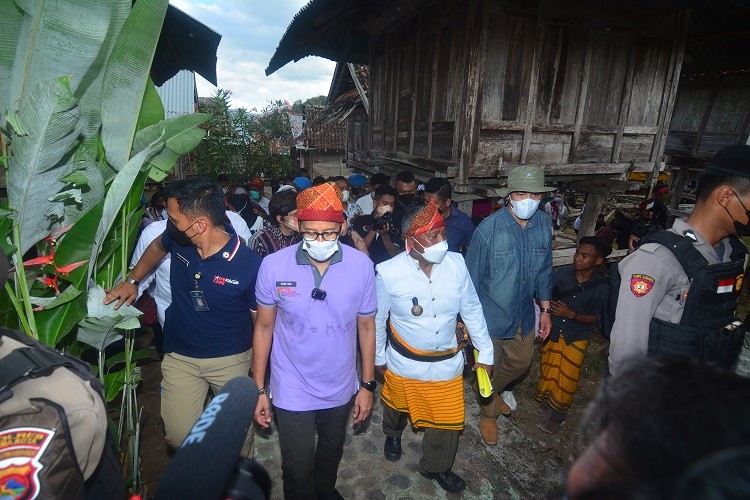 Kunjungi Desa Wisata Maria di Bima, Sandiaga Uno Terusik Tumpukan Sampah