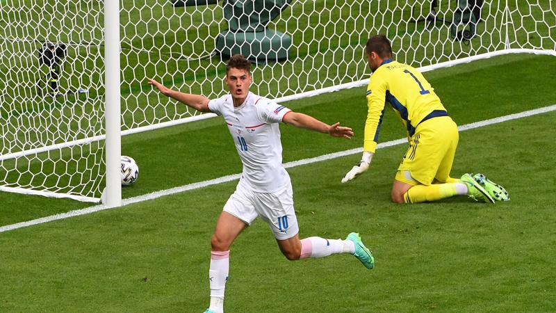 Rekor! Intip Gol 45 Meter Patrik Schick yang Bikin Kiper Skotlandia Jungkir Balik