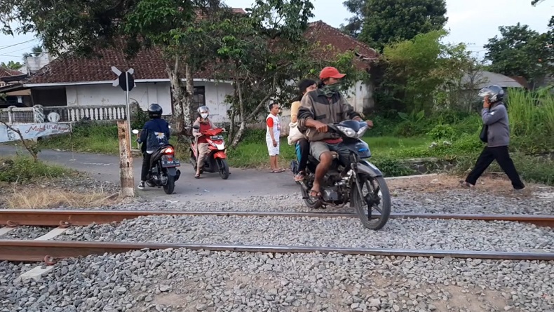 Tragis, 2 Wanita Berboncengan Motor Tertabrak Kereta di Tasikmalaya, 1 Tewas