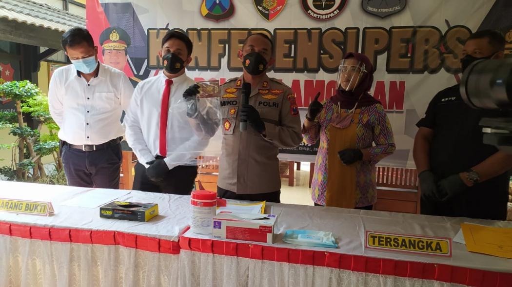 Oknum Kades di Lamongan Digerebek Berduaan dengan Istri Orang, Sembunyi di Plafon