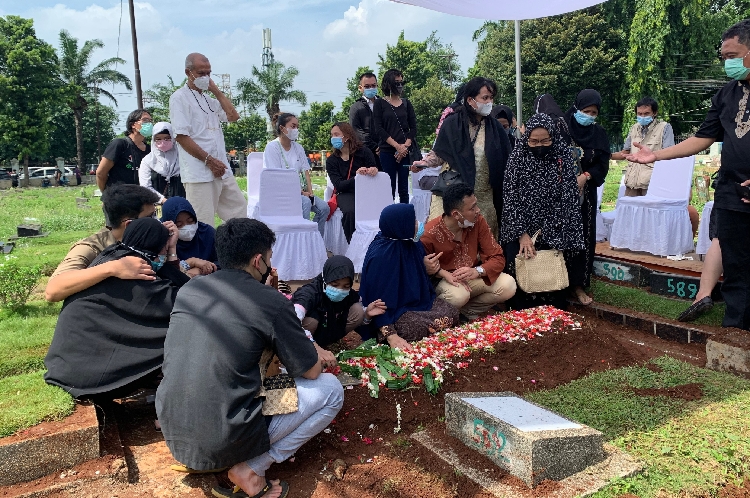 Haru, Isak Tangis Iringi Prosesi Pemakaman Markis Kido