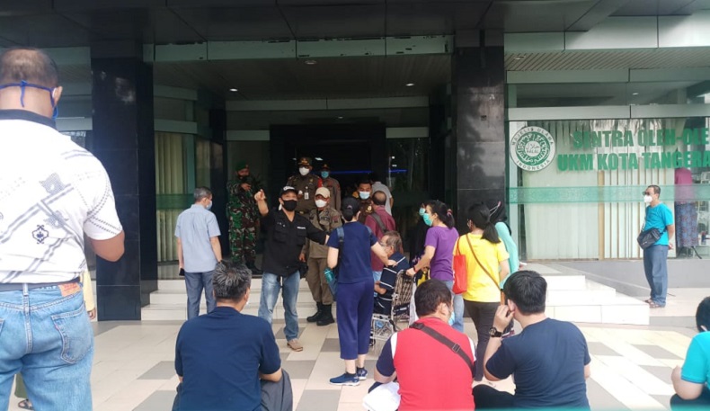 Peserta Vaksinasi Massal di Tangerang Membeludak