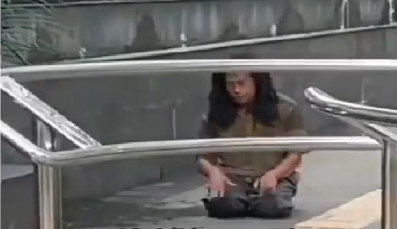 Viral ODGJ Salat di Trotoar, Tamparan Keras bagi Netizen yang Jarang Salat