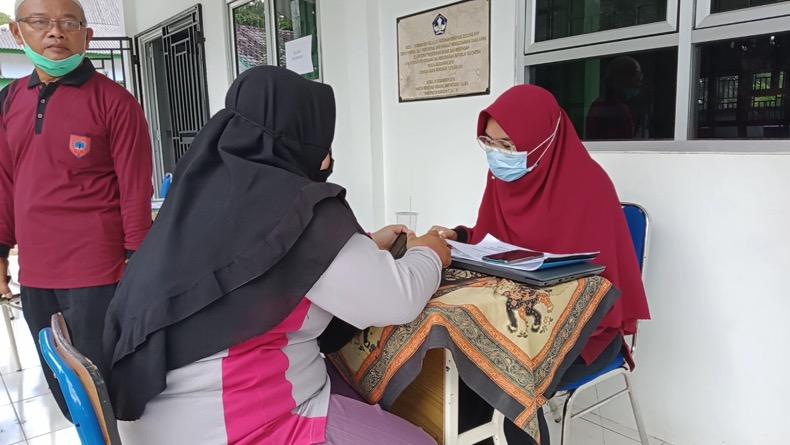 PPDB SMP Dibuka, Wali dan Calon Siswa Datangi Layanan Informasi SMPN 1 Koba
