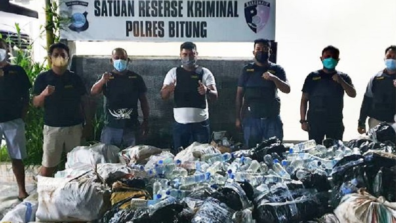 Polres Bitung Gagalkan Penyelundupan 3.136 Botol Cap Tikus, 13 ABK Diamankan
