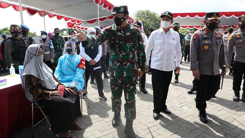 Cek Vaksinasi Covid-19 di Bangkalan, Panglima TNI Kembali Ingatkan Warga Disiplin Prokes