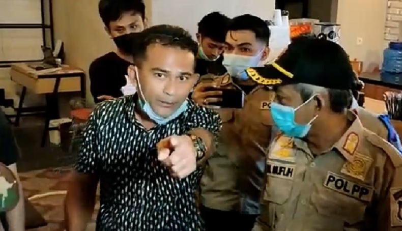 Razia Jam Malam, Pemilik Kafe Adu Mulut Menolak Penyitaan Kursi dan Meja