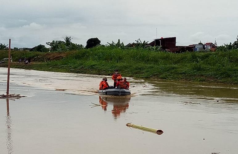 Asyik Mandi, Pelajar SMP Tenggelam Terbawa Arus Sungai Tuntang Demak