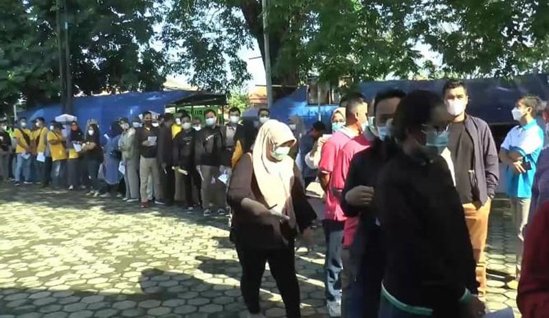 Penampakan Antrean Panjang Ratusan Warga Mengikuti Vaksinasi yang Digelar Polres Cilacap