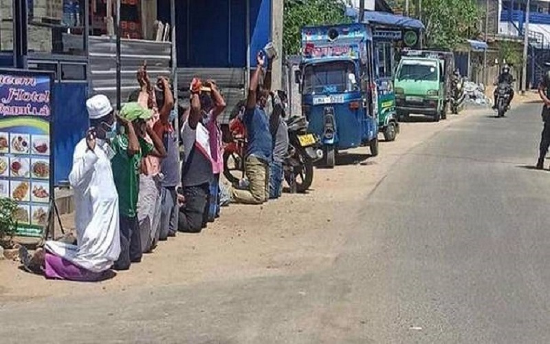 Viral, Pemuda Muslim Dipaksa Berlutut di Jalan sambil Angkat Tangan 