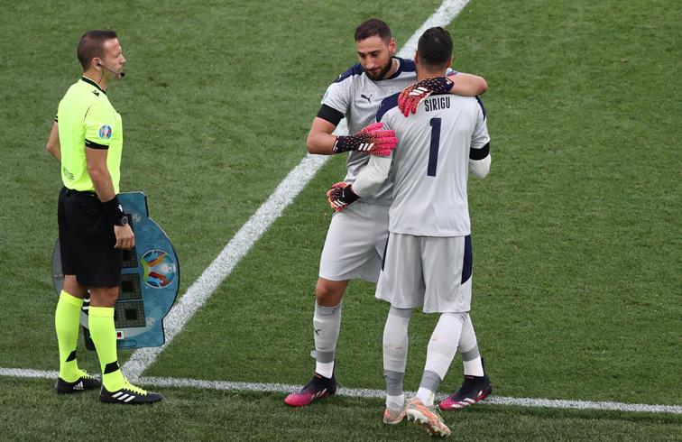 Terungkap, Ini Alasan Roberto Mancini Masukkan Sirigu Ganti Donnarumma Menit ke-89
