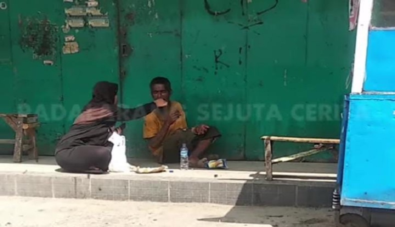 Bikin Baper, Siswi SMA di Padalarang KBB Tak Sungkan Suapi ODGJ yang Kelaparan