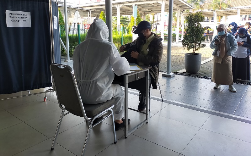 Sasar Penumpang KRL Secara Acak, Begini Susana Rapid Test Antigen di Stasiun Bogor