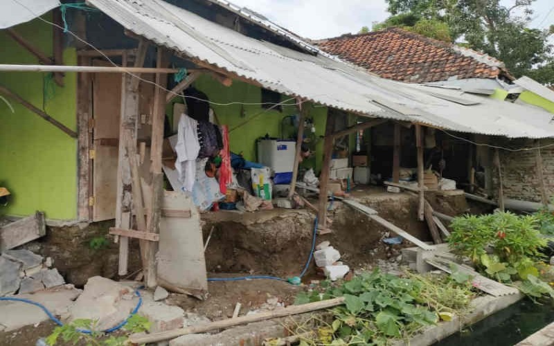 3 Rumah di Kertasemaya Indramayu Rusak Berat akibat Tanah Ambles