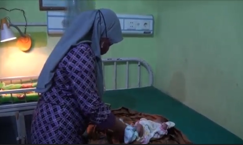 Bayi di Atas Tumpukan Kayu Bakar Gegerkan Warga Mojokerto 
