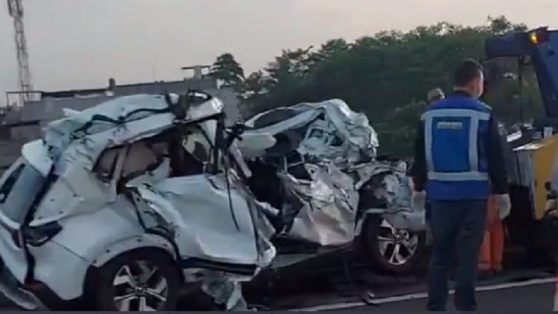 Kecelakaan di Tol Jatiwarna, Mobil Kia Remuk 