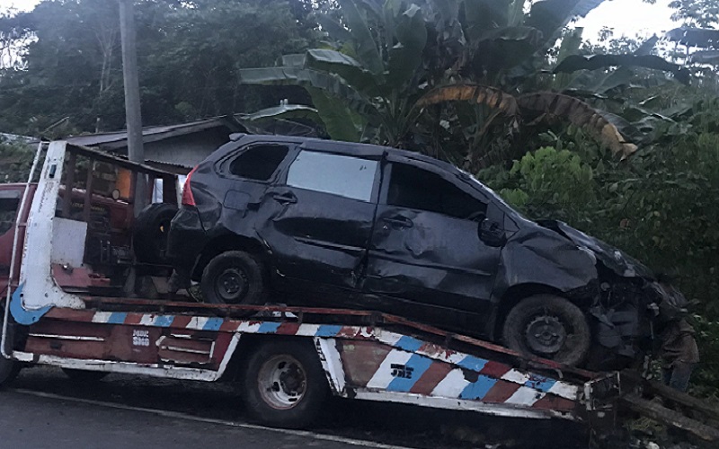 Avanza Bawa 2 Perempuan Seksi Tabrak Pagar Rumah dan Mobil L300 di Lubuklinggau