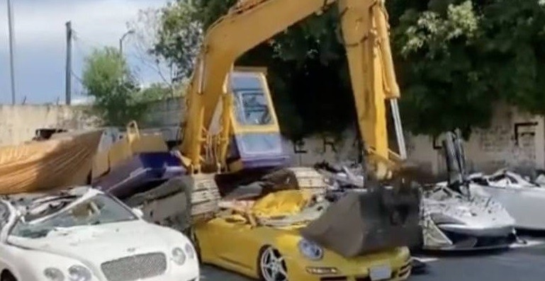  Bea Cukai Hancurkan 21 Mobil Mewah Selundupan Seharga Rp17 Miliar