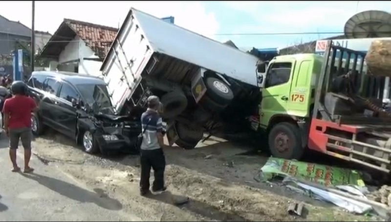 Truk Trailer Tabrak 4 Kendaraan di Jalan Raya Tuban-Semarang, 3 Penumpang Luka  